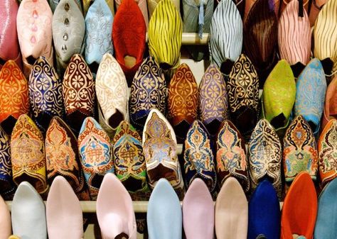 Moroccan Fashion: 3 Tips for Buying Leather Shoes! – très BAZAR Things To Do In Marrakech, Moroccan Market, Moroccan Shoes, Moroccan Fashion, Moroccan Leather, Mountain Travel, Morocco Travel, Marrakech Morocco, Colorful Shoes