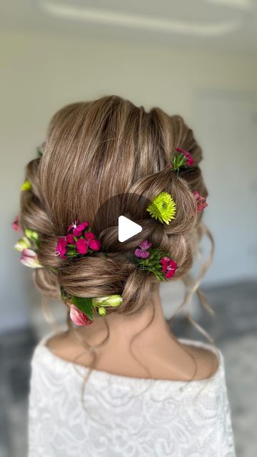 Braided Crown Hairstyles Tutorial, Flower Girl Hair Tutorial, Hair Updo With Flowers, Hairstyle With Flower Crown, Flower Crown Braid, Flower Bun Hairstyle, Braid With Flowers, Hair Braid Crown Tutorial, Braid Crown Tutorial