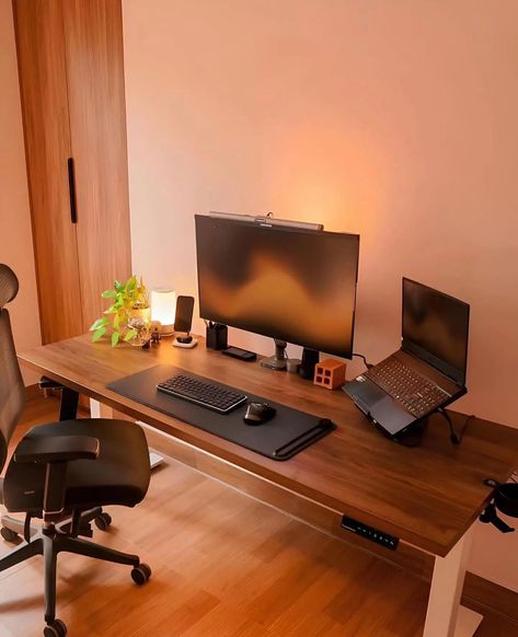 Walnut Desk Setup, Minimal Pc Setup, Minimalist Desks, Minimal Desk Setup, Minimal Workspace, Desktop Ideas, Tech Setup, Minimalist Window, Studio Apartment Living