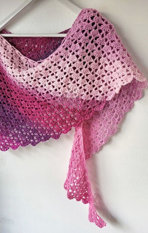 Easy Crochet Shawlette with DK Yarn: Free Pattern - Annie Design Crochet Crochet Shawlette, One Skein Crochet, Crochet Shawl Free, Color Block Scarf, Design Crochet, Crochet Shawl Pattern Free, Crochet Triangle, Crochet Shawls, Triangle Shawls