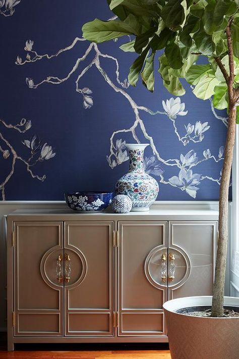 Blue Wallpaper Living Room, Chinoiserie Dining Room, Blue Chinoiserie Wallpaper, Chinoiserie Interior, Dining Room Nook, League Of Their Own, Transitional Dining Room, Dining Room Wallpaper, Dining Room Blue