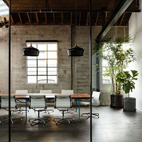 10 Industrial Chic Office Interiors | Fat Shack Vintage Industrial Home Office Design, Plant Office Design, Industrial Office Space, Industrial Home Offices, Industri Modern, Meeting Room Design, Warehouse Office, Industrial Office Design, Office Design Inspiration