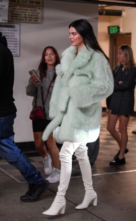 Kendall Jenner Winter Outfits, Sushi Date Outfit, Kendall Jenner Looks, Kendall Jenner Dress, White Thigh Highs, Kendall Jenner Street Style, Kendall Style, Statement Coat, Kendall Jenner Outfits