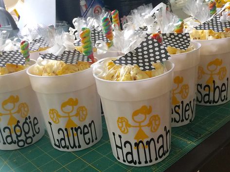 Personalized cups with popcorn and rainbow sucker treats f… | Flickr Cheerleading Snacks, Cheer Snacks, Cheer Treats, Cheer Camp Gifts, Cheer Competition Gifts, Cheer Squad Gifts, Cheer Banquet, Kids Cheering, Cheerleader Gifts