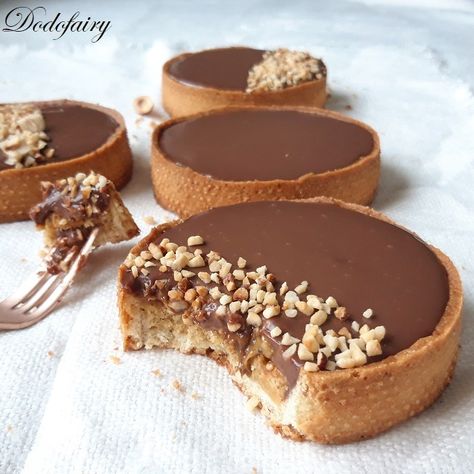 Et voici une nouvelle recette de tartelettes chocolat au lait et noisettes, mon association favorite! Les tartelettes se composent d'une pâte sucrée à la poudre de noisette, d'une crème de noisette, de pâte de praliné et d'une ganache au chocolat au lait.... Milk Chocolate Recipes, Milk Dessert, Sweet Dough, Mini Tart, Deviled Eggs Recipe, Sweet Recipes Desserts, Sweet Tarts, Tart Recipes, Chocolate Hazelnut