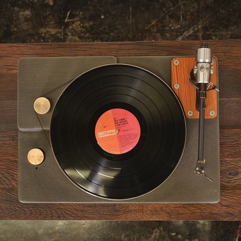 Mens Gear, Brutalist Architecture, Simple Table, Record Player, Audiophile, Art Plastique, Listening To Music, Eminem, Business Design