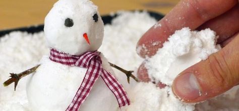 Baking soda White hair conditioner To make the snow, mix 3 cups of baking soda with 1/2 cup of hair conditioner. You’ll note that in the video, instead of using a spoon, the mixture is being kneaded by hand. This will allow you to feel the texture of the snow. If you find that it’s too sticky, add more baking soda. If it feels too stiff, add more hair conditioner instead. You are going for a fluffy feel that is still moldable. (or shaving cream instead of cream rinse) Make Fake Snow, Snow Craft, Snow Recipe, Snow Crafts, Winter Wonderland Decorations, Artificial Snow, Fake Snow, Christmas Gathering, Build A Snowman