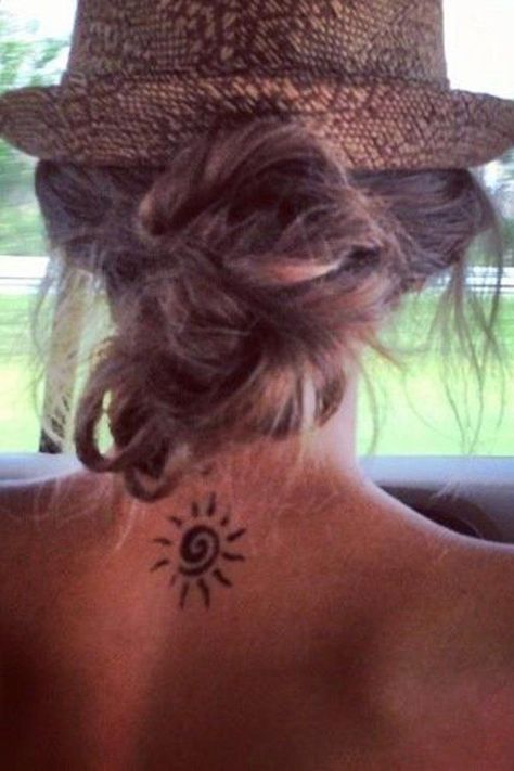 Summer Henna, Tattoo Sonne, Cute Henna Tattoos, Sun Tattoo Designs, Summer Tattoo, Tattoos Geometric, Sun Tattoos, Sun Tattoo, Bohol