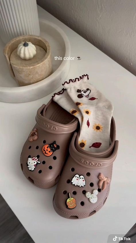 Crocs Style Cute Croc Jibbitz Ideas, Jibbitz Crocs Ideas, Crocs Outfit Men, Croc Jibbitz Ideas, Aesthetic Footwear, Aesthetic Crocs, Crocs Diy, Men Crocs, Crocs With Jibbitz