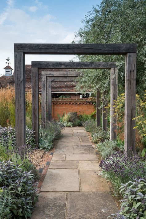 Game Keepers Cottage by Daniel Shea (13) Ombra Pergola, Walkway Landscaping, Walkway Design, Walkways Paths, Desain Lanskap, Garden Arbor, Modern Garden Design, Have Inspiration, Pergola Plans