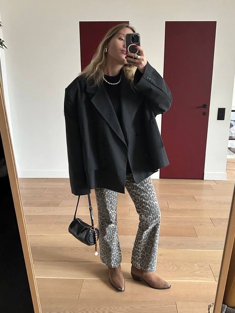 Snake Print Jeans Outfit, Ganni Leopard Jeans, Leopard Jeans Outfit Winter, Leopard Pants Outfit Winter, Leopard Jeans Outfit 2024, Leopard Jacket Outfit, Leopard Print Coat Outfit, Leopard Jeans Outfit, Print Jeans Outfit