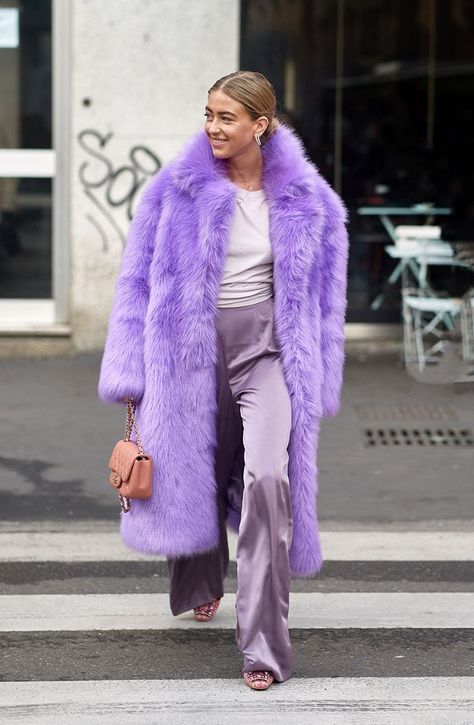 Lilac Street Style, Milan Fashion Week Street Style, Knee Length Coat, Long Faux Fur Coat, Cool Winter, Long Wool Coat, Street Style Trends, Milan Fashion Weeks, Autumn Street Style