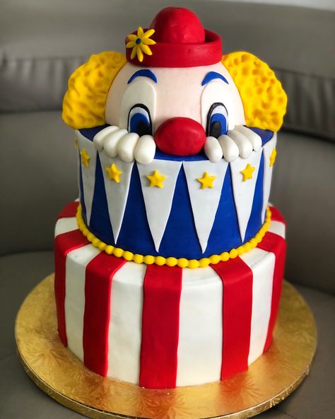 Circus theme cake @sweetsandcrafts1 Carnaval Cake Ideas, Carnival Smash Cake 1st Birthday Parties, Circus Theme Party Cake, Circus Themed Birthday Cake, Clown Cake Ideas, Circus Themed Cake, Clown Cakes Birthdays, Carnival Cake Ideas, Circus Cake Ideas