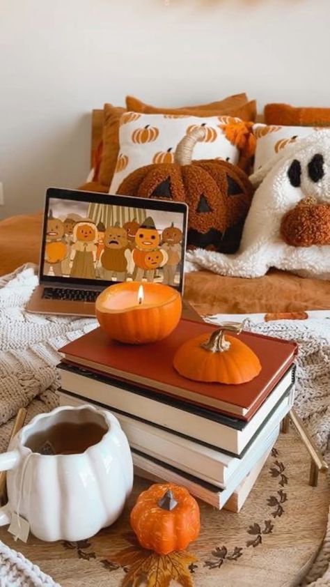 Autumn And Halloween Decor, Fall Decorations Aesthetic, Autumn Candles Diy, Cozy Autumn Decor, Halloween And Fall Decorations Together, Autumn Room Decor Diy, Cute Autumn Aesthetic, Diys Aesthetics, Pumkin Candles