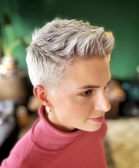 Quiff Haircut Women, Cheveux Courts Funky, Shaved Pixie Cut, Kort Pixie, Very Short Pixie Cuts, Short Cropped Hair, Super Short Pixie, Shaved Pixie, Short Blonde Pixie