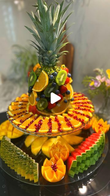 Essen, Fruit Bar Ideas Parties, Fruit Display Ideas For Party, Ramadan Egypt, Diy Fruit Tray, Holiday Fruit Platter, Fruit Tray Ideas For Party, Creative Fruit Tray Ideas, Festive Fruit Platter