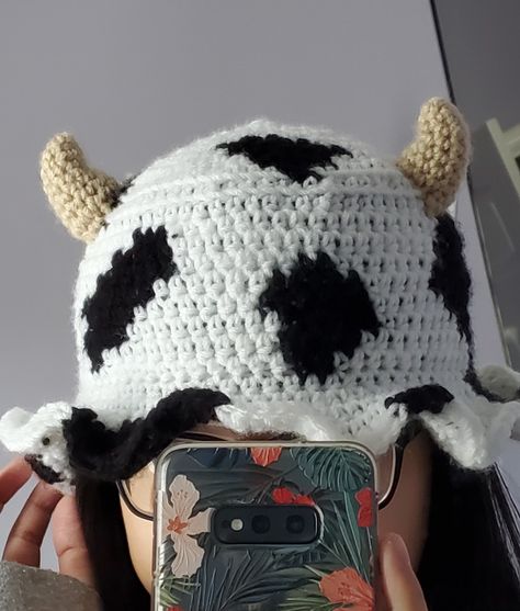 I dont have a pattern but there are some videos that can help. You can look up a "tapestry crochet" video and watch how they crochet with two colors and search for a bucket hat tutorial too. For the horns I used the horns pattern from "unamed monster crochet along part one". From there you can increase more on the brim to give it a wave. More increases will make it more wavy so do it to your liking I used the video "frilly brimmed crochet hat tutorial" Cow Bucket Hat, Crocheted Cow, Crochet Pattern, Bucket Hat, Cow, Crochet Patterns, Crochet, Pattern, White