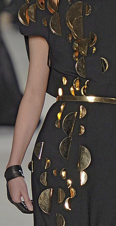 Stephane Rolland Hot Couture, Bead Top, You Are My Moon, Artistic Fashion, Gold Inspiration, Gown Ideas, Extreme Fashion, Gold And Black Dress, Stephane Rolland