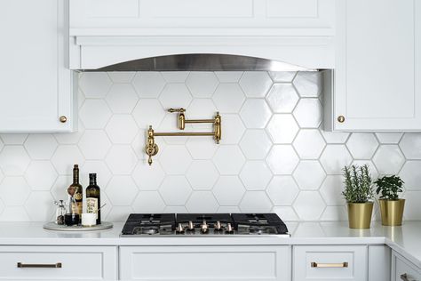 We can't get enough of this kitchen with its soft white palette and brushed brass accents. | Featured Tiles: 7" Hexagon | #tile #whitetile #hexagon #backsplash #ceramic #handmade #kitchenideas #kitchenremodel #homedecorideas | Rookwood Tile | rookwood.com Kitchen Hexagon Backsplash, White Hexagon Tile Kitchen, Hexagon Backsplash Kitchen, White Hexagon Backsplash, Hexagon Tile Backsplash Kitchen, Hexagon Kitchen Backsplash, Hexagon Tile Kitchen, Hexagon Tile Backsplash, White Hexagon Tiles