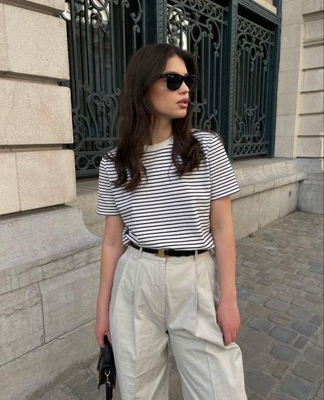 Striped Tshirt Outfits, Tshirt Styling, Heather Core, Normcore Outfits, Striped Sweater Outfit, Striped Tshirt, Ew People, Everyday Fashion Outfits, Minimal Outfit