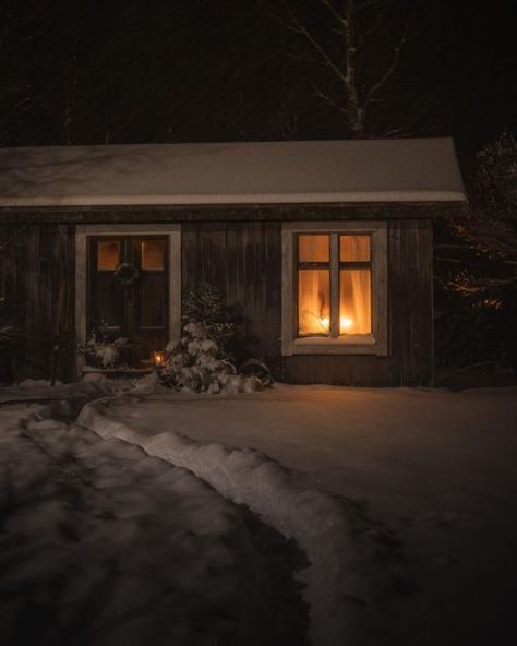 Maine Winter, Beautiful Winter Pictures, Summer Goddess, Cabin Aesthetic, Ivy House, Winter Cottage, Winter Cabin, Winter Magic, Winter Pictures