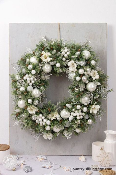 Christmas Wreath Modern, White Xmas Wreaths For Front Door, Homemade Christmas Door Wreaths, White Christmas Wall Decor, White Christmas Wreaths For Front Door Modern, Christmas Wreaths White, White Wreath Ideas, Winter Wreaths For Front Door Diy, Black And White Wreaths