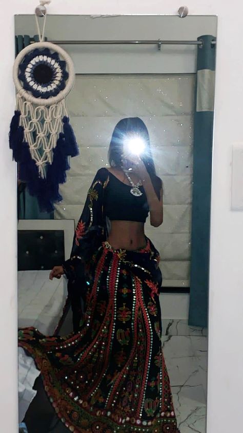 Saree For Garba Night, Chanya Choli Aesthetic, Navratri Selfie Ideas, Aesthetic Garba Outfits, Garba Night Outfit, Navratri Fits, Navratri Vibes, Garba Aesthetic, Navratri Poses