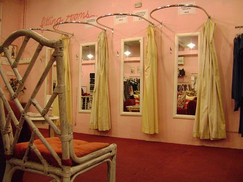 Idea for fitting rooms Lularoe Room, Boutique Dressing Room, Boutique Inspiration, Boutique Display, Boutique Decor, Fitting Room, Boutique Interior, Dressing Room Design, Store Displays