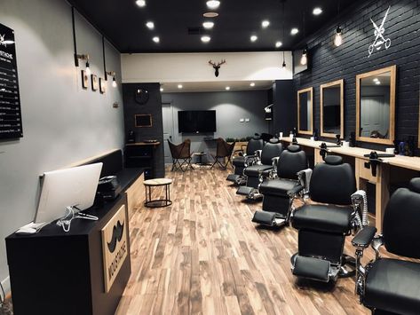 Mens Barbershop Interior Design, All Black Barbershop, Barbershop Setup Ideas, Modern Barbershop Interior, Barbershop Color Ideas, Barber Shop Decor Modern Luxury, Black And Gold Barbershop, Mens Salon Interior Design, Black Barbershop Design