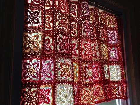 A Stylish Square That will Upgrade Your Home Decor Choices Valance Patterns, Crochet Curtain Pattern, Confection Au Crochet, Crochet Gratis, Crochet Curtains, Crochet Kitchen, Crochet Decoration, Crochet Home Decor, Crochet For Home