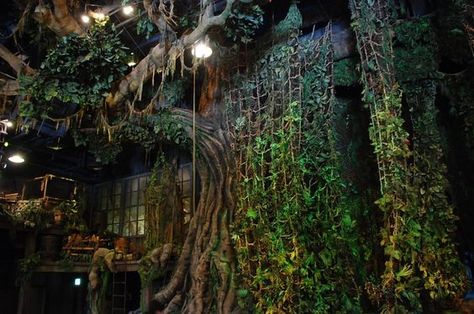 Tree Vines, Jungle Backdrop, Set Theatre, Theatre Backdrops, Fake Leaves, Disneyland Photos, Il Re Leone, Rope Ladder, Set Design Theatre