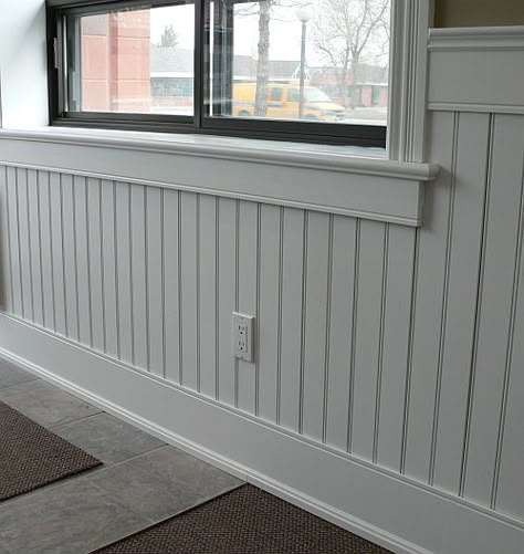 Beach Pinterest, Craftsman Wainscoting, Wainscoting Staircase, Wainscoting Height, Wainscoting Nursery, Wainscoting Kits, Picture Frame Wainscoting, Farmhouse Foyer, Wainscoting Hallway