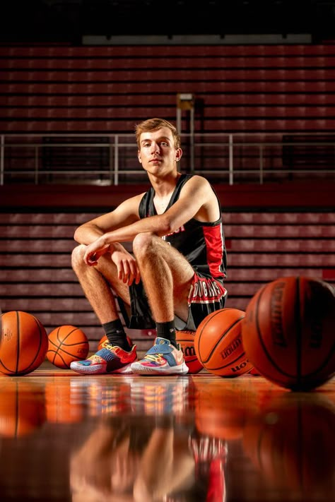 Senior High School Basketball Player Basketball Photo Shoot, Senior Basketball Photography, Cool Basketball Pictures, High School Sports Photography, Basketball Team Pictures, Sports Team Photography, Basketball Pictures Poses, Sports Photoshoot, Basketball Senior Pictures