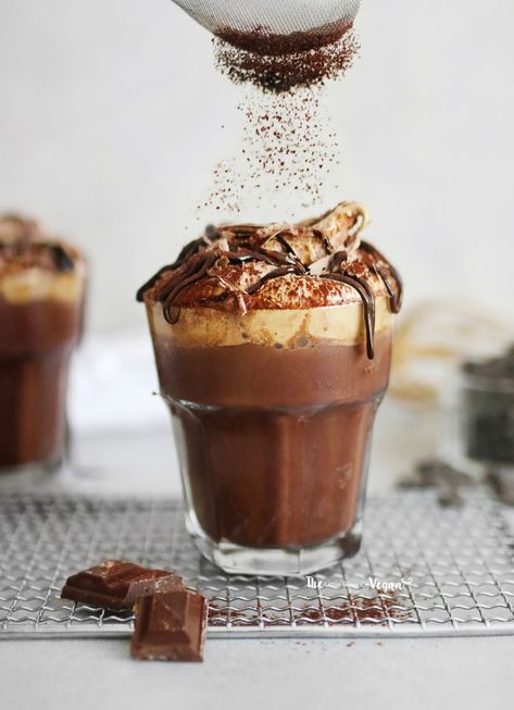 Pretty Coffee, Café Mocha, Mocha Coffee, Coffee Drink Recipes, Coffee Recipe, Chocolate Drinks, Vegan Cake, Coffee Latte, Chocolate Coffee