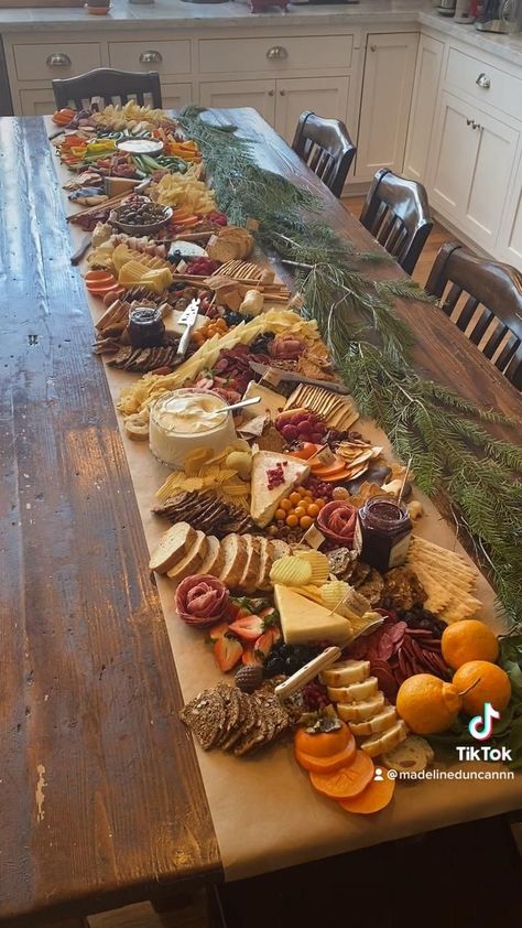 Thanksgiving Graze Table, Table Runner Charcuterie Board, Charcuterie Table Runner, Fingerfood Table Idea, Thanksgiving Food Buffet Setup, Small Grazing Table Ideas Diy, Thanksgiving Charcuterie Table, Thanksgiving Grazing Table Ideas, Gracing Table Ideas