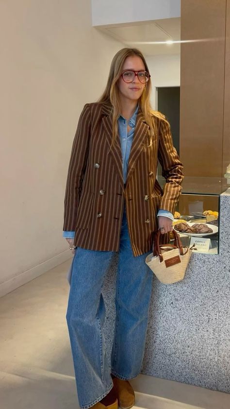 Brown Dress With Blazer, Preppy Dresses Winter, Brown And Red Outfit Ideas, Uk Fall Fashion, Corporate Street Style, Denim Shirt And Blazer, Brown And Denim Outfit, Look Adidas, Parisienne Chic