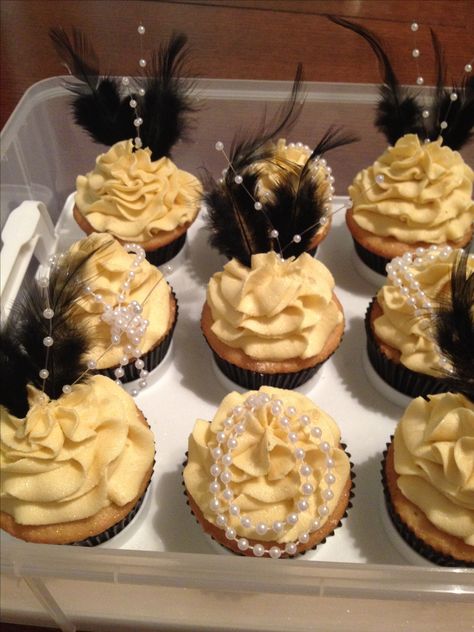 Great Gatsby themed cupcakes 1940s Party Theme Decor, Party Like Gatsby Food, The Great Gatsby Party Theme Sweet 16, Great Gatsby Bday Party, Great Gatsby Party Decorations Birthdays, Great Gatsby 18th Birthday Party, Gatsby Themed Party Food, 1920 Theme Party Food, Great Gatsby Birthday Party Ideas