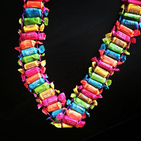 This is an original custom candy lei! Purchase at www.etsy.com/shop/sugarleis Candy Garland For Graduation, How To Make Candy Graduation Leis, Candy Lai For Graduation, Candy Graduation Necklace, Grad Candy Necklace, Graduation Candy Lei, Lei Necklace Graduation, Money Rose, Candy Lei