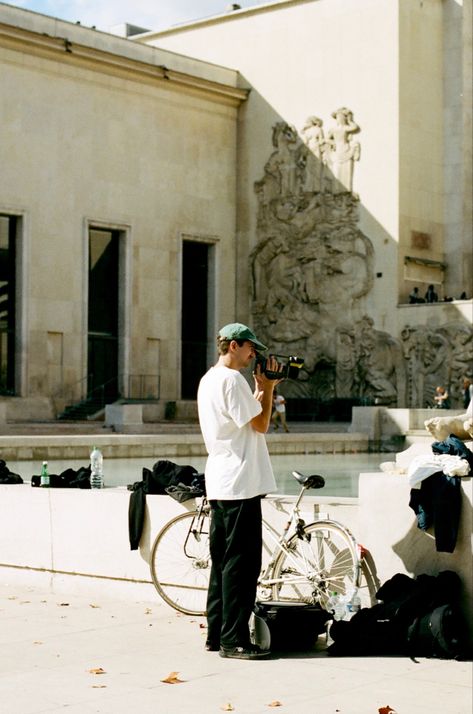 Skate Film Photography, France On Film, Film Photography Camera, Film Photographer Aesthetic, Color In Photography, 35 Mm Portraits, Cameraman Aesthetic, Paris Film Photography, 35 Mm Film Photography Portrait