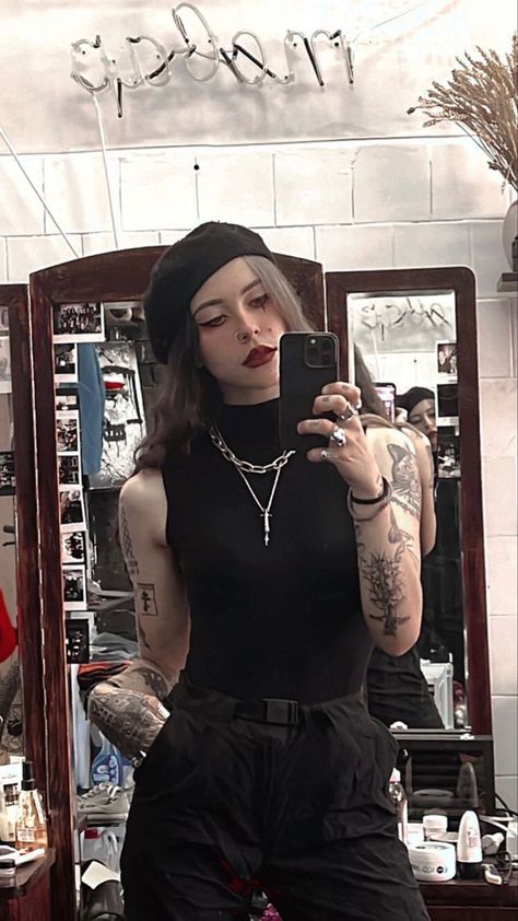 Tomboy Lesbian Style, Soft Gothic Outfits, Soft Goth Outfits, Tomboy Outfits Summer, Summer Goth Outfits, Look Grunge, Estilo Dark, Lesbian Fashion, Black Outfits