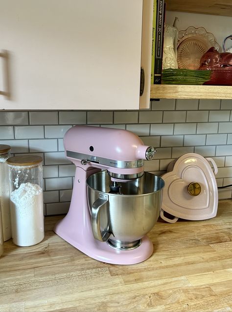 KitchenAid mixer / cute / baking *affiliate link* Stand Mixer Aesthetic, Kitchen Aid Pink, Baking Mixer Aesthetic, Kitchenaid Aesthetic, Mixer Aesthetic, Kitchenaid Mixer Decor Ideas, Pink Kitchenaid, Pink Kitchenaid Mixer, Pink Oven