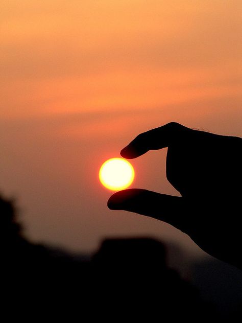 Sun Photos Aesthetic, Sunset Photography People, Illusion Photos, Summer Nature Photography, Moonlight Photography, Shutter Photography, Perspective Photography, Silhouette Photography, Shadow Photography