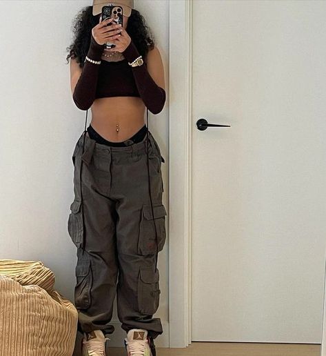 Rate This Cargo pants outfit From ⭐1~10. SAVE & FOLLOW i will update everyweek. Tomboy Outfits, Looks Black, Y2k Outfits, Streetwear Fashion Women, Baddie Outfits Casual, Really Cute Outfits, Curvy Outfits, Cute Simple Outfits