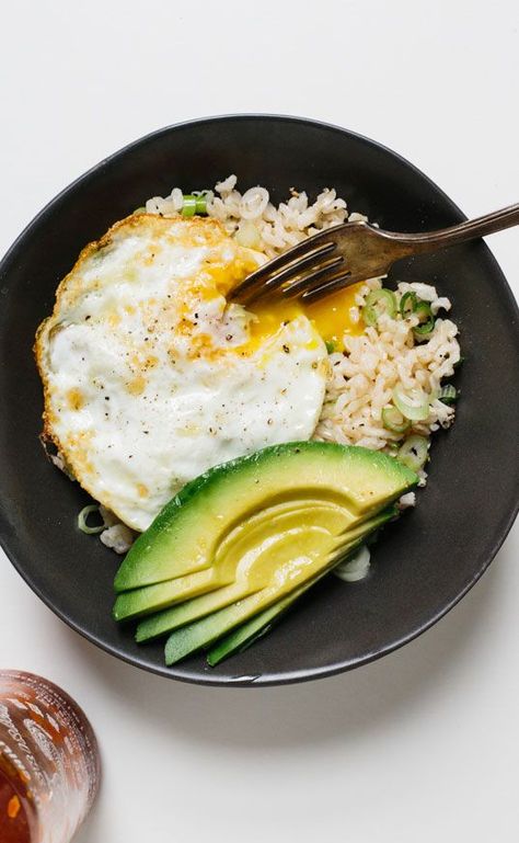 Brown rice—higher in fiber and other nutrients than its white counterpart—is the perfect vehicle for this quick, protein-heavy lunch. Fried Egg Avocado, Brown Rice Bowl, Telur Goreng, Menu Sarapan Sehat, Egg Avocado, Pasti Sani, Makanan Diet, Bowl Recipe, Deilig Mat