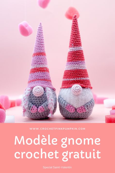 Dans ce post spécial Saint-Valentin, découvrez le patron gratuit et téléchargeable de ce couple de gnomes trop mignons ! D'autres modèles gratuits de crochet sont disponibles dans mon blog 🌸 Gnomes Crochet, Crochet Gnome, Patron Crochet, Crochet Mignon, Crochet Pink, Confection Au Crochet, Pink Pumpkin, Valentines Crochet, Holiday Crochet