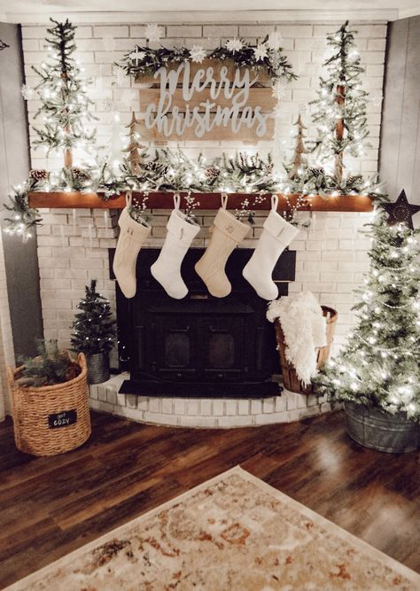 Farmhouse Christmas Mantel by Jessica Madison Home    #christmas #christmasdecor #farmhousechristmas #fireplace #christmasmantel #christmasmantle Christmas Fireplace Decor, Christmas Mantel, Christmas Mantel Decorations, Christmas Mantle, White Christmas Decor, Christmas Inspo, Christmas Fireplace, Home Indoor, Christmas Room