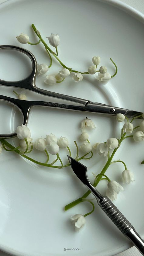 Artist Aesthetic Wallpaper, Flower Scissors, Nail Master, Posts Ideas, Cuticle Scissors, Wallpaper Instagram, Feed Insta, Manicure Inspiration, S Aesthetic