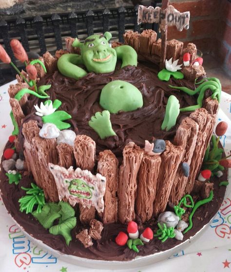 Flakes on the outside of a Swamp Cake. Need a gator instead of Shrek though. Swamp Cake, Camping Theme Cakes, Shrek Wedding, Fiona Y Shrek, Shrek Birthday, Shrek Cake, Cake Decoration Ideas, Cake Kids, 2 Birthday Cake