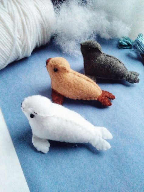 Felt Seal Pattern, Seal Plushie Pattern, Small Plushies Diy, Felt Plush Ideas, Diy Felt Plushies, Felt Plushies Pattern Free, Handsewn Plushies, Seal Sewing Pattern, Felt Plushies Pattern