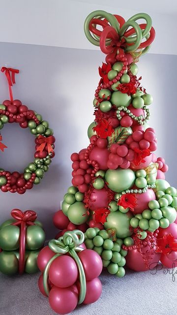 Christmas Balloon Arrangement, Balloon Christmas Trees, Balloon Xmas Tree, Balloon Tree Christmas, Holiday Balloon Decorations, Christmas Decoration 2024 Trends, Christmas Tree Balloon Decorations, Christmas Party Balloons, Balloon Christmas Tree Ornaments